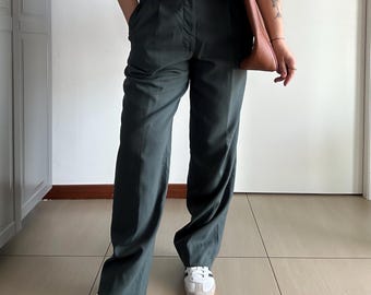 Pantalones de lana verde oscuro a medida, talla L, cintura alta y corte recto, holgados con pinzas, hechos en Italia.