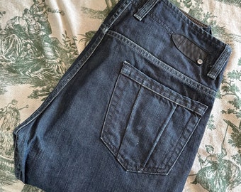 Vaqueros Diesel azul oscuro, unisex, talla M, corte recto, cintura media, corte holgado, fabricados en Italia.