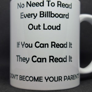Puede incluir: Taza de cerámica blanca con texto negro que dice "No Need To Read Every Billboard Out Loud If You Can Read It They Can Read It DON'T BECOME YOUR PARENTS"