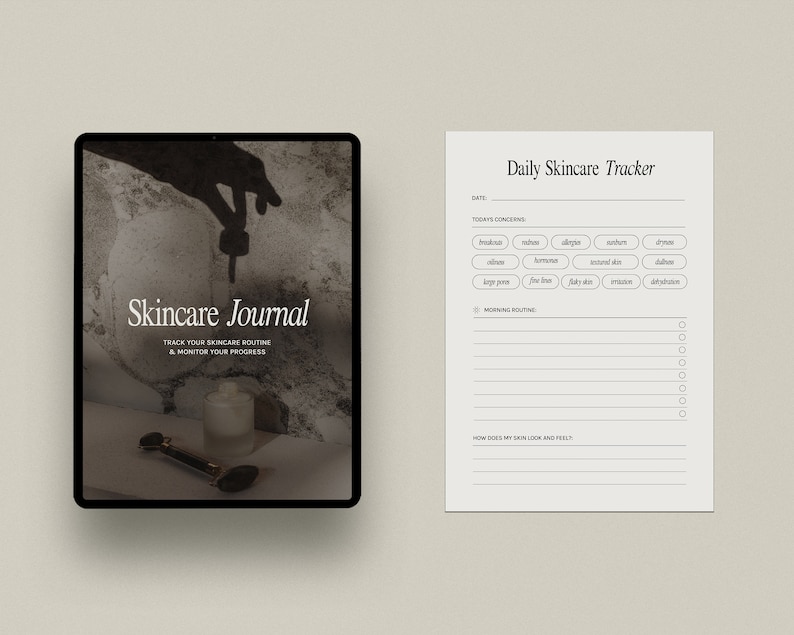 Pu&ograve; includere: Un tablet digitale che mostra un diario di cura della pelle con il testo "Skincare Journal: Track your skincare routine & monitor your progress". Il diario presenta una mano che tiene una chiave e un rullo di giada su una superficie strutturata. Il tablet &egrave; accanto a un tracker giornaliero di cura della pelle stampabile con il testo "Daily Skincare Tracker" e un elenco di problemi della pelle.