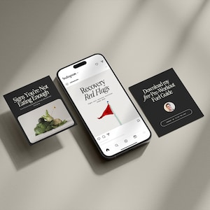 Puede incluir: Un tel&eacute;fono inteligente que muestra una publicaci&oacute;n de Instagram sobre las se&ntilde;ales de alerta de recuperaci&oacute;n. La publicaci&oacute;n incluye una bandera roja ondeando en el viento. Dos tarjetas est&aacute;n sobre la mesa, una con el texto "Signs You're Not Eating Enough" y la otra con el texto "Download my free Pre-Workout Fuel Guide".