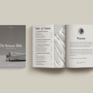 Pu&ograve; includere: The Skincare Bible: Unlocking Your Best Skin, un libro con una copertina bianca e grigia che presenta un tubo di crema. L'indice del libro &egrave; visibile, con sezioni sulla comprensione della tua pelle, la creazione della tua routine di cura della pelle, la scelta dei prodotti giusti, l'affrontare problemi specifici e la cura della pelle anti-et&agrave;. La pagina di benvenuto del libro presenta una foto di Sarah, una coach di cura della pelle, e il testo "Benvenuti".