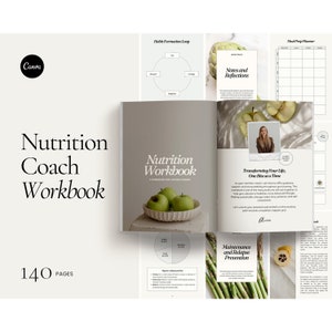 Può includere: Un quaderno di lavoro per coach di nutrizione con una copertina verde e bianca che presenta una ciotola di mele verdi e il testo "Nutrition Coach Workbook". Il quaderno è aperto a una pagina con il titolo "Transforming Your Life, One Bite at a Time" e una foto di una donna sorridente.