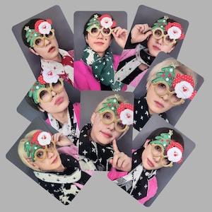 Può includere: Una collezione di foto con persone che indossano occhiali festivi a tema natalizio. Gli occhiali hanno montature dorate con un design di Babbo Natale e albero di Natale. Le persone indossano anche sciarpe e maglioni di vari colori e motivi.