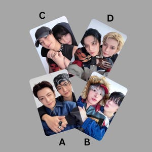Puede incluir: Cuatro tarjetas fotográficas rectangulares etiquetadas como C, D, A y B. Cada tarjeta muestra a dos personas posando juntas. La tarjeta C muestra personas con ropa negra, una con gorra. La tarjeta D muestra personas con chaquetas superpuestas. La tarjeta A muestra personas con mezclilla y pañuelo. La tarjeta B muestra personas con capucha de piel y chaqueta azul.
