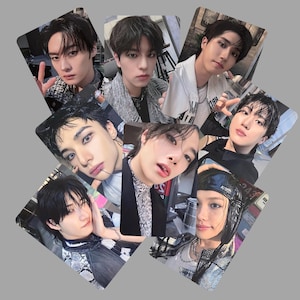 Pode incluir: Uma coleção de oito cartões de fotos com jovens. Os cartões exibem vários indivíduos em close-ups, mostrando diversas expressões e estilos. Os cartões são dispostos em um padrão ligeiramente sobreposto em um fundo cinza.