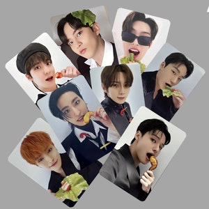 Puede incluir: Un collage de nueve fotos con diferentes hombres, cada uno sosteniendo un trozo de comida. Las fotos están dispuestas en una cuadrícula, con las caras de los hombres mirando directamente a la cámara. Los alimentos incluyen una pierna de pollo frita, un trozo de sushi, una rebanada de pizza, una hamburguesa, un hot dog, un taco, un burrito, un sándwich y un tazón de sopa.