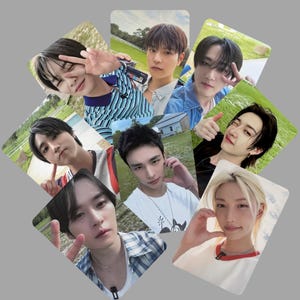 Peut inclure: Collection de sept cartes photo avec des jeunes posant en extérieur. Chaque carte présente une personne différente, avec diverses expressions et gestes. Les cartes sont disposées en cercle sur un fond gris.