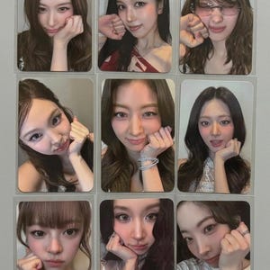 Peut inclure: Une collection de neuf cartes photo rectangulaires individuelles disposées en une grille de trois par trois. Chaque carte présente le portrait d'une personne différente aux cheveux longs, posant avec une main près du visage.