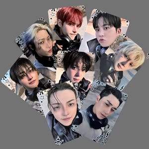 Peut inclure: Collection de neuf cartes photo avec des portraits de jeunes. Chaque carte a une bordure décorative avec des notes de musique et des étoiles. Les sujets portent des écouteurs et des vestes, avec diverses couleurs et coiffures.