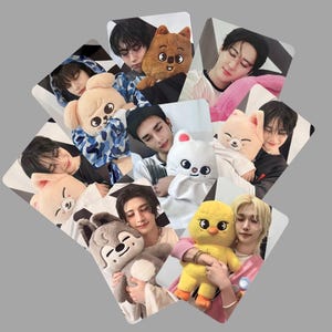 Może przedstawiać: Kolekcja zdjęć przedstawiających osoby przytulające pluszowe zabawki. Pluszaki obejmują brązowego quokka, beżowego psa, białego kota, różowego kota, szarego wilka i żółte pisklę. Zdjęcia są ułożone w kształt rombu.