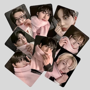 Peut inclure: Collection de huit cartes photo avec des portraits de jeunes gens. Chaque carte présente une personne différente, beaucoup portant une écharpe rose. Certains portent des lunettes. Les cartes sont disposées en cercle.