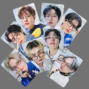 Puede incluir: Colección de siete tarjetas fotográficas con jóvenes que llevan gafas. Cada tarjeta muestra a una persona diferente, con varios peinados y atuendos. Las tarjetas están dispuestas en un patrón circular sobre un fondo gris.