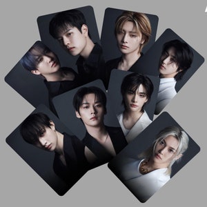 Puede incluir: Un conjunto de nueve tarjetas de fotos en blanco y negro con retratos de ocho personas diferentes. Cada tarjeta tiene un fondo negro y un borde blanco. Las personas en las fotos son todos hombres jóvenes con cabello oscuro y visten ropa negra.