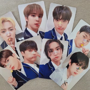 Puede incluir: Ocho tarjetas de fotos con diferentes hombres jóvenes que llevan chaquetas azules y camisas blancas. Cada tarjeta tiene una foto de primer plano de un hombre con un vendaje de colores en la nariz y sosteniendo una piruleta.