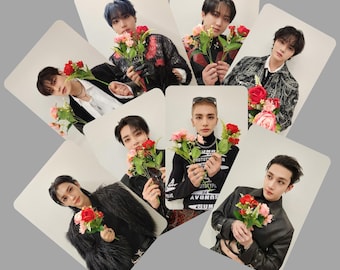Puede incluir: Un conjunto de 8 tarjetas fotográficas con un grupo de hombres que sostienen ramos de flores rojas y rosas. Cada tarjeta tiene un fondo blanco y presenta a un hombre diferente en varias poses.