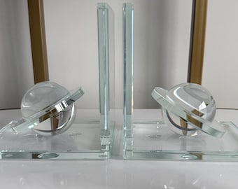 Vintage Postmoderne Glaskristall Saturn Buchstützen Skulpturale Moderne Lucite Style Orb Buchstützen Mid Century Modern Décor