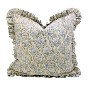 Könnte beinhalten: Quadratisches Zierkissen mit einem floralen Muster in Hellblau und Grün auf cremefarbenem Hintergrund. Das Kissen hat einen gerüschten Rand, der ein strukturiertes Detail hinzufügt. Das Design zeigt ein sich wiederholendes Blumenmotiv.