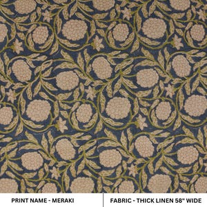 Könnte beinhalten: Ein blauer Stoff mit einem weißen Blumenmuster. Der Stoff heißt "Meraki" und ist aus dickem Leinen, das 147 cm breit ist.