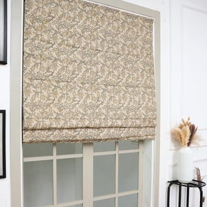 Estor romano estampado a mano, colorido, confeccionado artesanalmente en tonos pastel suaves. Cortinas romanas a medida - FAB - KAMAL DUTTA