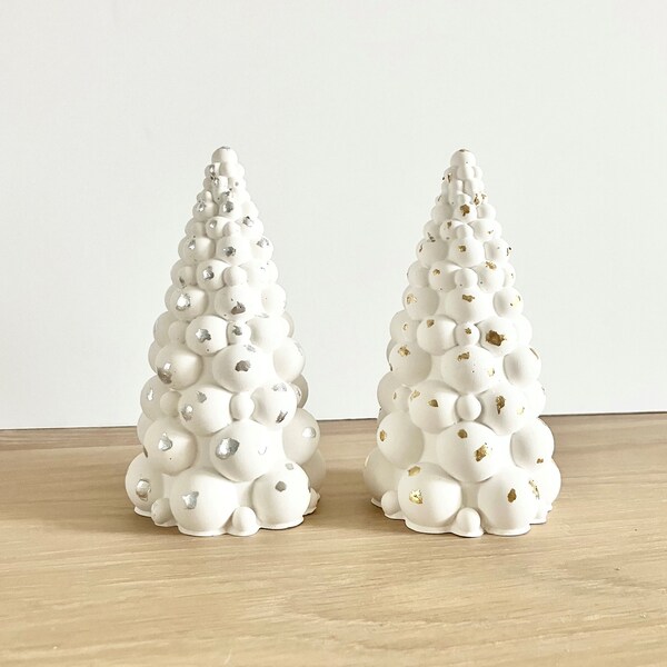 Kerstbelboomdecoratie - witte keramische boomdecoratie - jesmonite kerstboom - staande kerstboomversiering - handgemaakt