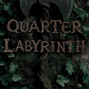 Op de afbeelding: Boekomslag voor "Quarter Labyrinth" van Victoria McCombs. De cover heeft een donkere, getextureerde achtergrond met groen gebladerte en een grote bijl. De titel is geschreven in een lettertype dat op wijnranken lijkt, met de naam van de auteur onderaan.