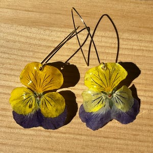 Handgemachte echte Stiefmütterchen Ohrringe – Resin Blumen Schmuck – Cottagecore Fairycore Ren Faire Geschenk für Sie - Getrocknetes konserviertes Stiefmütterchen