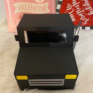 Caja de regalo/camión hecha a mano en cartulina negra