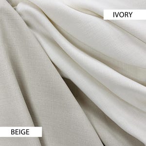 K&ouml;nnte beinhalten: Nahaufnahme von zwei Stoffmustern, eines in Elfenbein und das andere in Beige. Das elfenbeinfarbene Muster ist ein helles, cremefarbenes Wei&szlig;, w&auml;hrend das beige Muster ein helles Hellbraun ist. Der Stoff scheint Leinen oder ein &auml;hnliches gewebtes Material zu sein. Die W&ouml;rter "IVORY" und "BEIGE" sind auf dem Bild aufgedruckt.