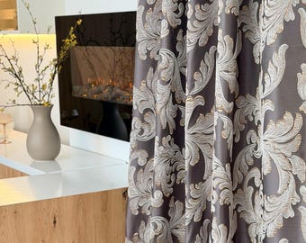 Tende jacquard vittoriane: tende grigie con occhielli e motivo decorativo per la sala da pranzo.