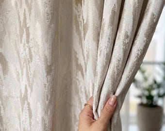 Tende jacquard color crema: tende di alta gamma con texture a perla e pieghe a pizzico e matita.