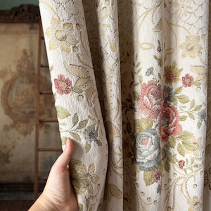 Op maat gemaakt verduisteringsgordijn met bloementapijt: vintage Franse kasteelstijl