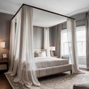 Puede incluir: Una cama con dosel con marco de madera oscura y base tapizada en color beige capitoné. La cama cuenta con largas cortinas blancas semitransparentes que cuelgan del marco superior, una colcha blanca acolchada y varios cojines en tonos beige y blanco.