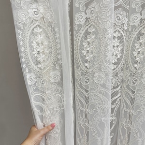 Cortinas de tul victorianas: visillos bordados vintage para la sala de estar.