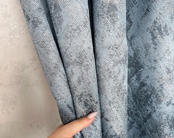 Tende jacquard blu-grigie: tende di lusso con texture effetto marmo, pannelli oscuranti con occhielli.