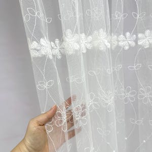 Gebroken witte gordijnen met geborduurde kleine bloemen, op maat gemaakte vitrages voor woonkamer, gebloemde boerderijgordijnen, vintage vitrages