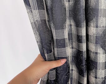 Tende in stile metà secolo: tende a quadri blu navy, pannelli per finestre con occhielli blu argento