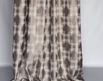 Tende jacquard color tortora: tende a quadri in stile metà secolo per le finestre del soggiorno