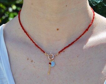 White red and gold necklace in rockery beads