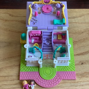 Polly Pocket vintage del 1994, negozio di abiti da sposa con luci funzionanti, uccellino blu, giocattoli anni &#39;90 - 2 statuette