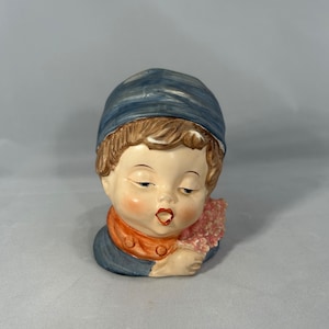 Macetero vintage con cabeza de dama, sombrero para mujer y niña, labios rojos para niño