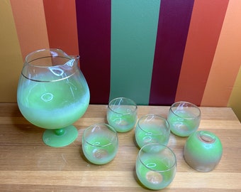 Art vintage en verre mélangeant un pichet à cocktail et des verres roly poly, chariot de bar MCM vert délavé - 6 verres rétro