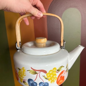 Théière vintage, bouilloire, théière, eau, émaillé, bois courbé, mod, fruits, printemps été, vêtements vintage