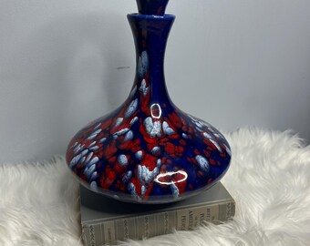 Jarrón de cerámica único hecho a mano, decantador con salpicaduras azules y rojas, estilo vintage.