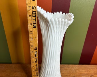 Jarrón colgante Westmoreland Tall Pedestal de vidrio blanco con forma de tachuelas