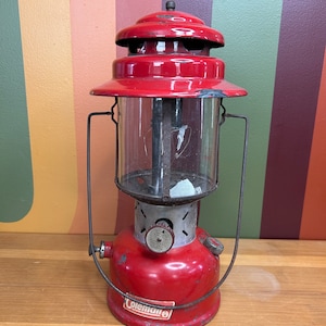 Vintage Coleman Laterne Modell 220E rot Canada Glaskugel Camping Lampe
