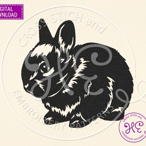 Pode incluir: Ilustra&ccedil;&atilde;o a preto e branco de um coelho, com o texto "CROSS STICH and EMBROIDERY PATTERNS" num design circular. As palavras "DIGITAL DOWNLOAD" est&atilde;o num ret&acirc;ngulo roxo no canto superior esquerdo. O coelho est&aacute; sentado.