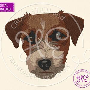 K&ouml;nnte beinhalten: Stickerei-Design eines braunen und wei&szlig;en Jack Russell Terrier-Hundekopfes. Der Hund hat einen ernsten Ausdruck und schaut direkt auf den Betrachter. Das Design ist perfekt f&uuml;r Kreuzstich- und Stickprojekte.