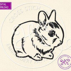 Pode incluir: Ilustra&ccedil;&atilde;o a preto e branco de um coelho. O coelho est&aacute; sentado com as orelhas levantadas. A imagem tem as palavras "DOWNLOAD DIGITAL" num ret&acirc;ngulo roxo no canto superior esquerdo. A imagem tamb&eacute;m tem as palavras "CROSS STITCH and EMBROIDERY PATTERNS" num c&iacute;rculo.
