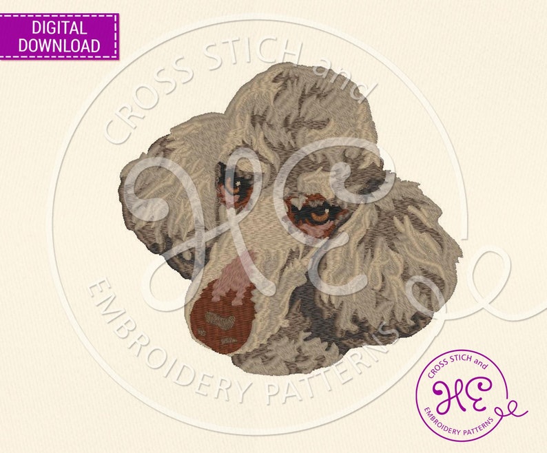 Op de afbeelding: Een kruissteek borduurpatroon van een poedelkop. De poedel is lichtbruin met donkerbruine ogen en een bruine neus. Het patroon is in een ronde lijst met de tekst "Cross Stitch and Embroidery Patterns" rond de rand.
